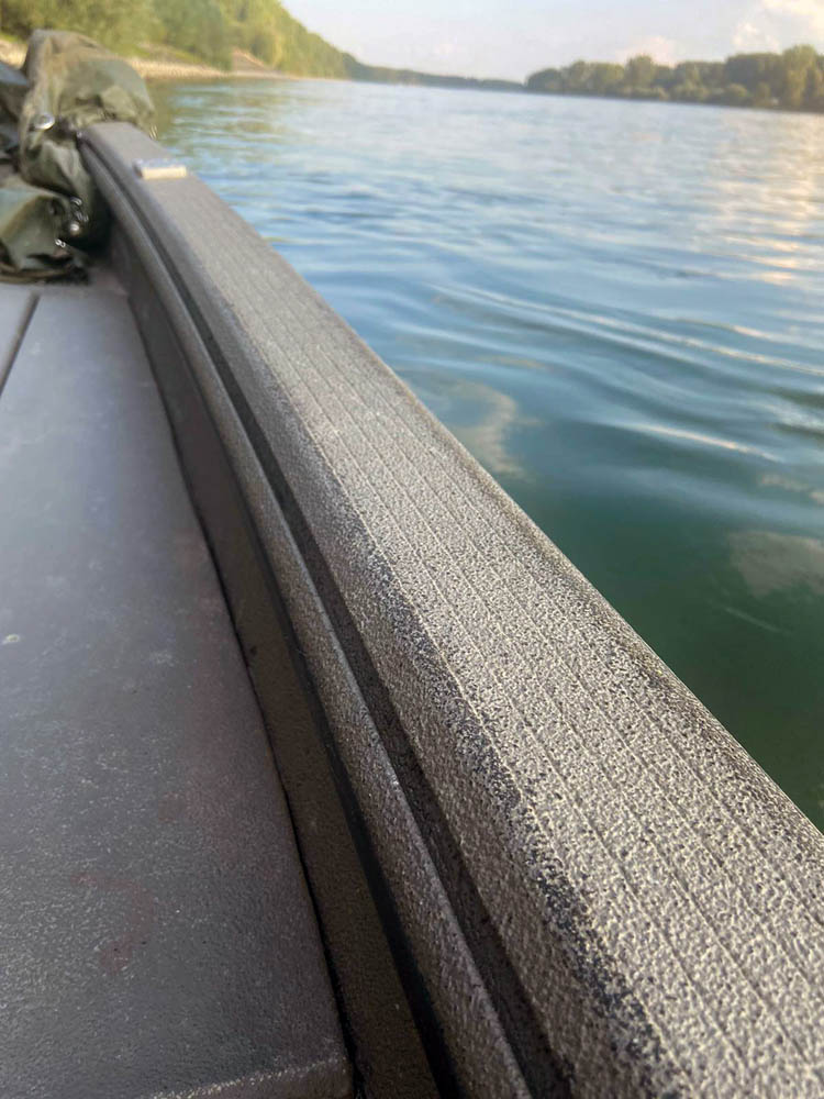 Boot Deck mit rutschhemmender und witterungsbeständiger Oberfläche bzw. Beschichtung