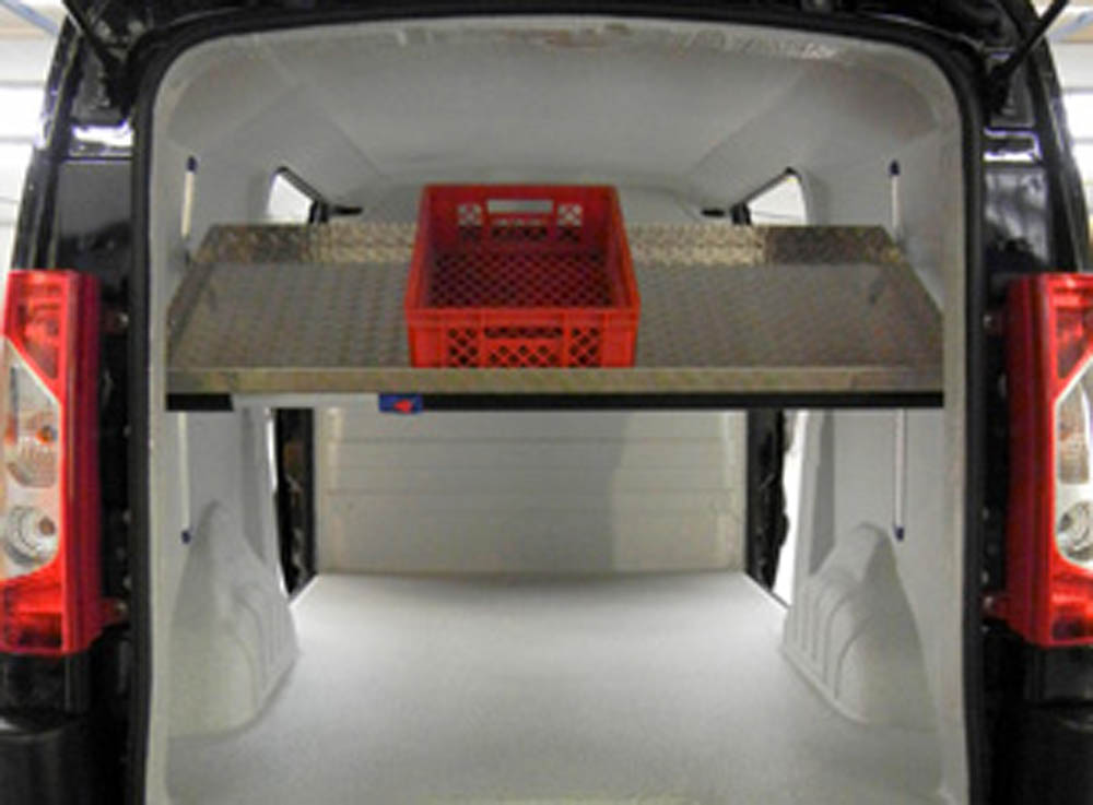 Höhenverstellbarer Einlegeboden bzw. Zwischenboden in einem Bäckerfahrzeug