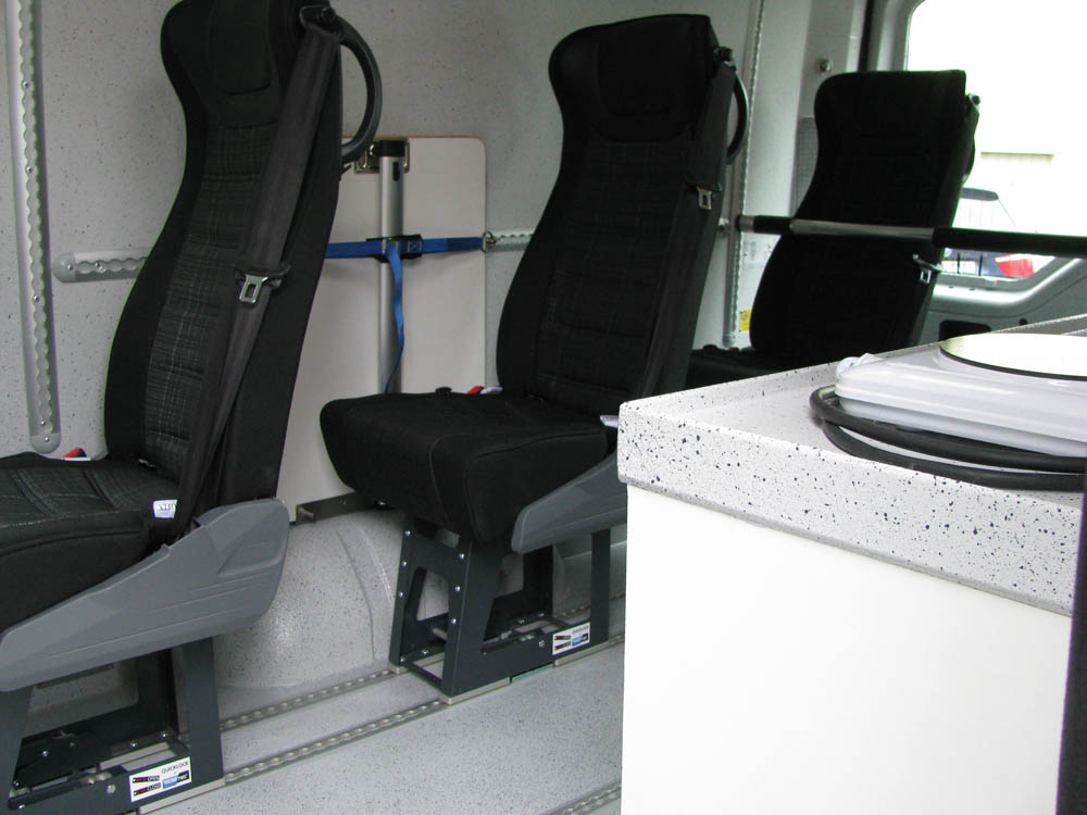 Nachrüstung von Einzelsitzen und Sitzreihe mit Systemboden