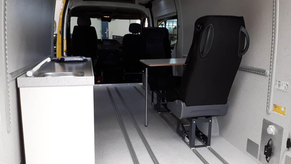 Transporter Nachrüstung mit Fenstern und verstellbaren Sitzen im Systemboden