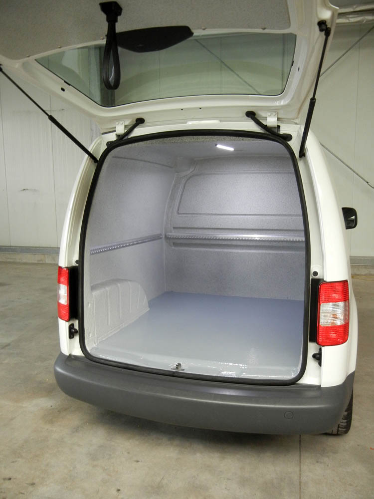 Nachgerüstete Trennwand in einem Volkswagen Caddy