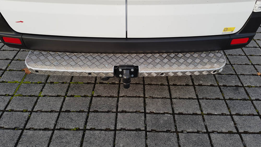 Trittstufe vom Mercedes Sprinter verstärkt zum Anfahrschutz